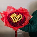 دسته گل روز ولنتاین تزئین شده با گل رز و شکلات